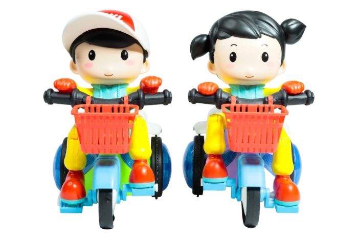 Niño con triciclo - Imagen 1