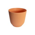 Maceta de plástico naranja con diseño acanalado de 14x12,8cm para plantas medianas