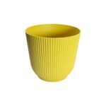 Maceta de plástico amarilla con diseño acanalado de 14x12,8cm para plantas medianas