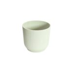 Maceta plástica acanalada color blanco de 16x14.6 cm con diseño moderno
