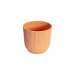 Maceta plástica acanalada color terracota de 16x14.6 cm con diseño moderno