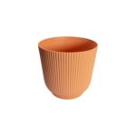 Maceta de plástico naranja con diseño acanalado de 11,4x10,5cm para plantas pequeñas