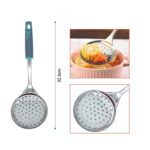 Colador de plástico gris con diseño de puntos redondeados y mango ergonómico - Imagen 2