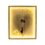 Marco de fotos vertical iluminado 26x31cm (con luz USB) - Imagen 3