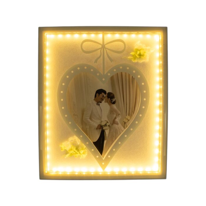 Marco de fotos vertical iluminado 26x31cm (con luz USB) - Imagen 3