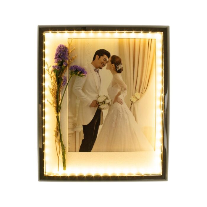 Marco de fotos vertical iluminado 26x31cm (con luz USB) - Imagen 5
