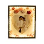 Marco de fotos vertical iluminado 26x31cm (con luz USB) - Imagen 2