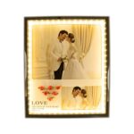 Marco de fotos vertical iluminado 26x31cm (con luz USB) - Imagen 6