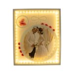 Marco de fotos vertical iluminado 26x31cm (con luz USB) - Imagen 4